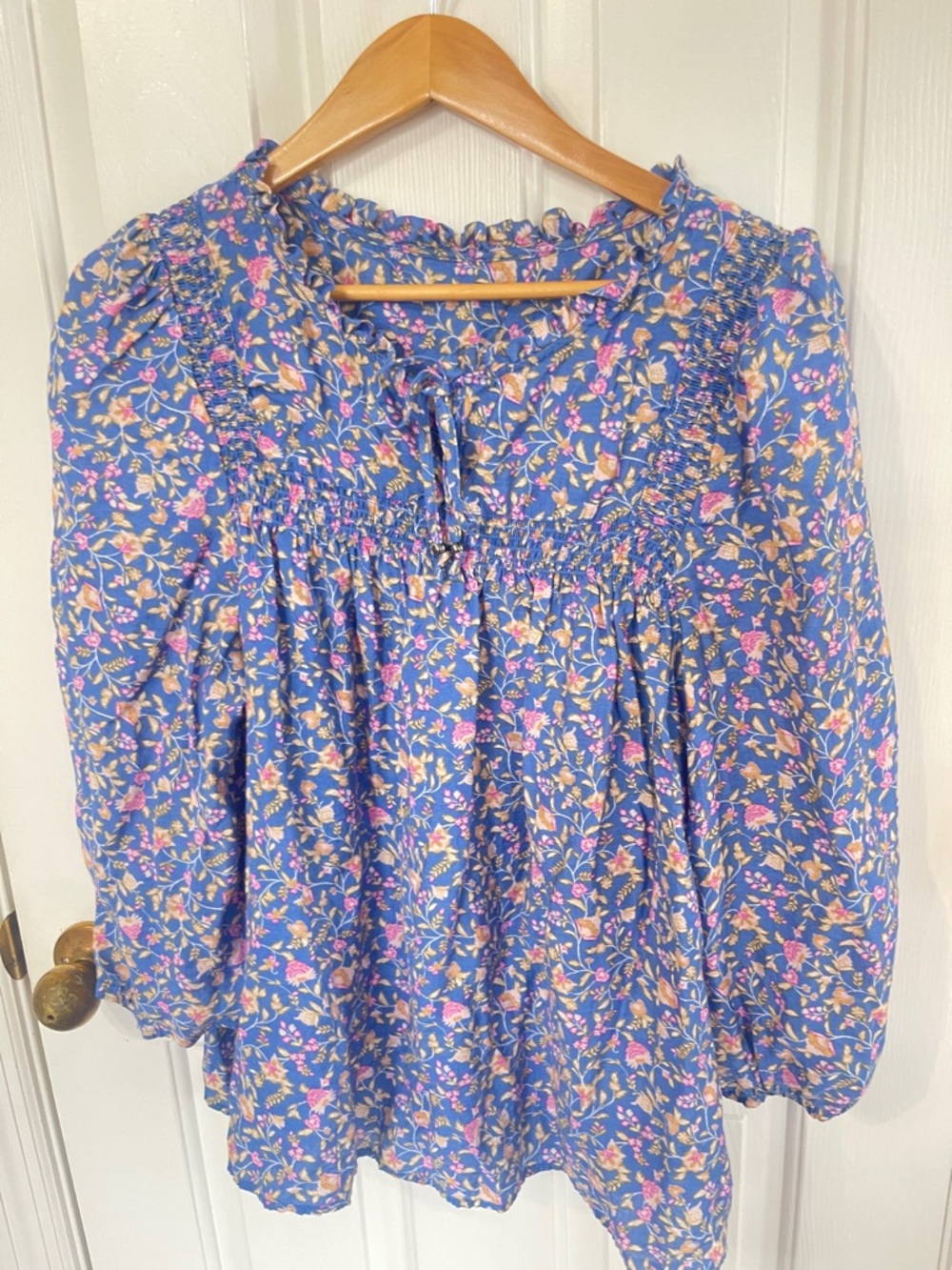 Wonderly size XL Women’s Blue Floral 3/4 Sleeve V-neck Peasant Top